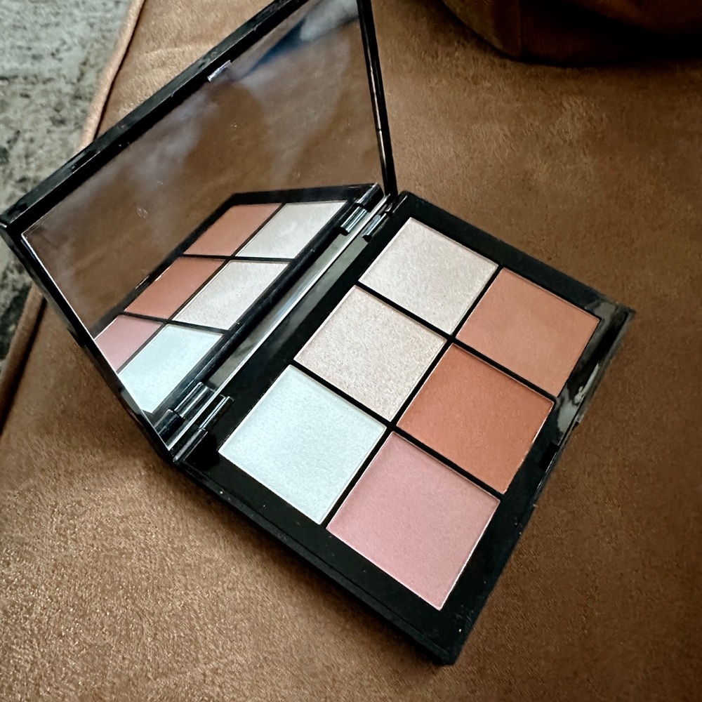 Blush and highlighter palette